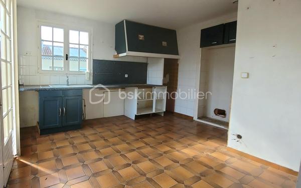 Je vous invite à découvrir cette maison d'architecte d'environ 136m² situé sur les bords de l'Hérault, et proche du centre ville d'Agde.
Cette maison dévoilera tout son potentiel une fois que vous aurez effectué les rénovations et l'aménagement selon vos goûts et vos choix.
Une terrasse à l'étage, un garage et un abris complète cette maison.
Possibilité de faire une maison familiale ou deux appartements.
Avec son terrain piscinable de plus de 620 m² de nombreuses possibilités s'offrent à vous ...
La toiture à été révisée.
N'hésitez pas à me contacter pour plus d'information