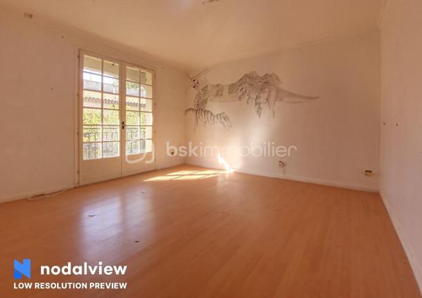 Je vous invite à découvrir cette maison d'architecte d'environ 136m² situé sur les bords de l'Hérault, et proche du centre ville d'Agde.
Cette maison dévoilera tout son potentiel une fois que vous aurez effectué les rénovations et l'aménagement selon vos goûts et vos choix.
Une terrasse à l'étage, un garage et un abris complète cette maison.
Possibilité de faire une maison familiale ou deux appartements.
Avec son terrain piscinable de plus de 620 m² de nombreuses possibilités s'offrent à vous ...
La toiture à été révisée.
N'hésitez pas à me contacter pour plus d'information
