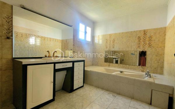 Je vous invite à découvrir cette maison d'architecte d'environ 136m² situé sur les bords de l'Hérault, et proche du centre ville d'Agde.
Cette maison dévoilera tout son potentiel une fois que vous aurez effectué les rénovations et l'aménagement selon vos goûts et vos choix.
Une terrasse à l'étage, un garage et un abris complète cette maison.
Possibilité de faire une maison familiale ou deux appartements.
Avec son terrain piscinable de plus de 620 m² de nombreuses possibilités s'offrent à vous ...
La toiture à été révisée.
N'hésitez pas à me contacter pour plus d'information