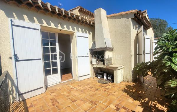 Je vous invite à découvrir cette maison d'architecte d'environ 136m² situé sur les bords de l'Hérault, et proche du centre ville d'Agde.
Cette maison dévoilera tout son potentiel une fois que vous aurez effectué les rénovations et l'aménagement selon vos goûts et vos choix.
Une terrasse à l'étage, un garage et un abris complète cette maison.
Possibilité de faire une maison familiale ou deux appartements.
Avec son terrain piscinable de plus de 620 m² de nombreuses possibilités s'offrent à vous ...
La toiture à été révisée.
N'hésitez pas à me contacter pour plus d'information