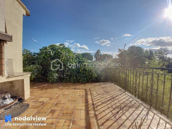 Je vous invite à découvrir cette maison d'architecte d'environ 136m² situé sur les bords de l'Hérault, et proche du centre ville d'Agde.
Cette maison dévoilera tout son potentiel une fois que vous aurez effectué les rénovations et l'aménagement selon vos goûts et vos choix.
Une terrasse à l'étage, un garage et un abris complète cette maison.
Possibilité de faire une maison familiale ou deux appartements.
Avec son terrain piscinable de plus de 620 m² de nombreuses possibilités s'offrent à vous ...
La toiture à été révisée.
N'hésitez pas à me contacter pour plus d'information