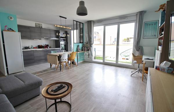 Un dernier étage au coeur du centre-ville ! €329 000 ** - Référence 26-3888
