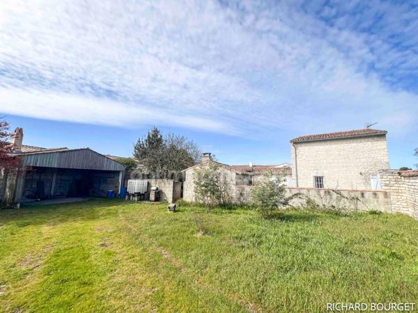 Grande propriété en pierres de 3 chambres avec une dépendance SAINTE MARIE DE RE - 17740