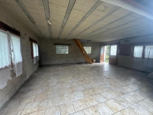 Terrain à bâtir de 317 m2  + dépendance (garage) de 40 m2 à rénover - Limetz-Villez 78270