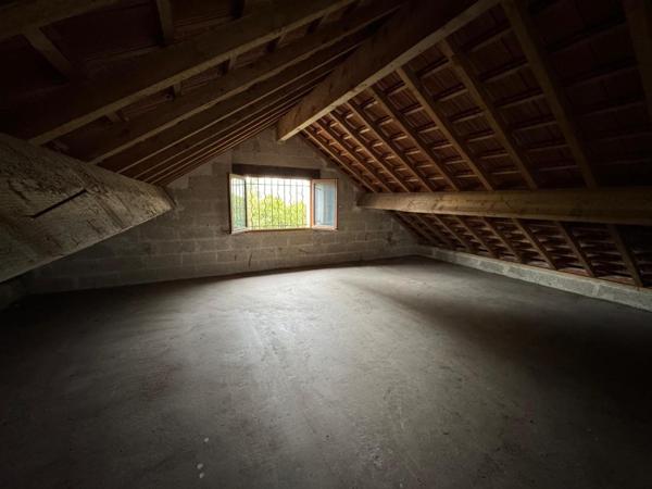 Terrain à bâtir de 317 m2  + dépendance (garage) de 40 m2 à rénover - Limetz-Villez 78270