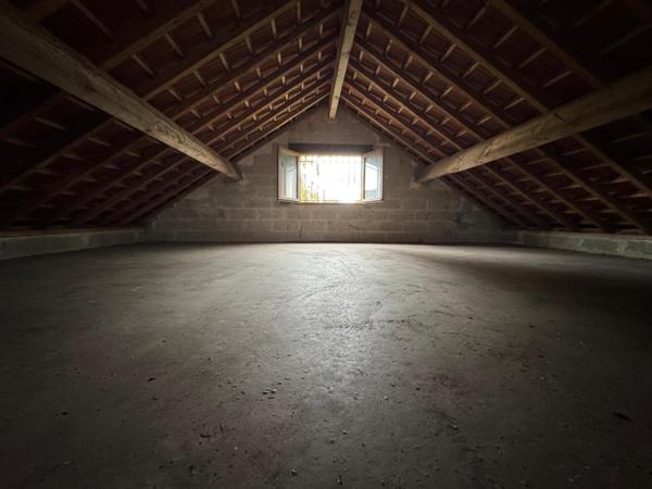 Terrain à bâtir de 317 m2  + dépendance (garage) de 40 m2 à rénover - Limetz-Villez 78270