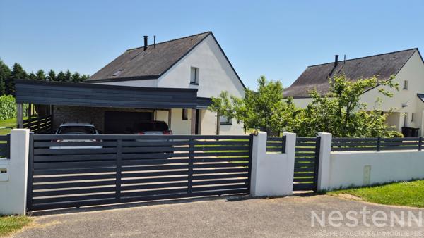 Maison contemporaine de 150 m²  au sol avec vie de plain-pied, garage, carport et jardin à Pluneret