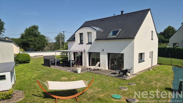 Maison contemporaine de 150 m²  au sol avec vie de plain-pied, garage, carport et jardin à Pluneret