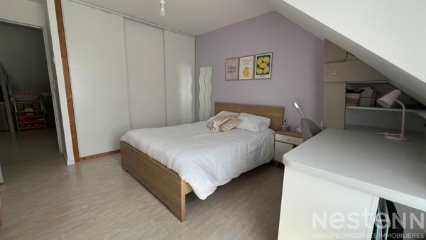 Maison contemporaine de 150 m²  au sol avec vie de plain-pied, garage, carport et jardin à Pluneret