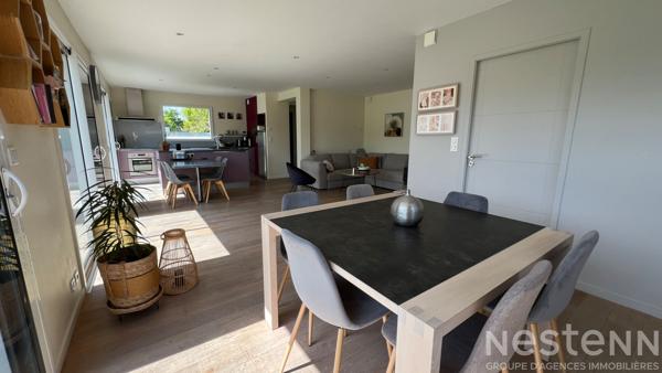 Maison contemporaine de 150 m²  au sol avec vie de plain-pied, garage, carport et jardin à Pluneret