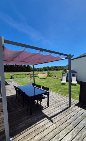 Maison contemporaine de 150 m²  au sol avec vie de plain-pied, garage, carport et jardin à Pluneret