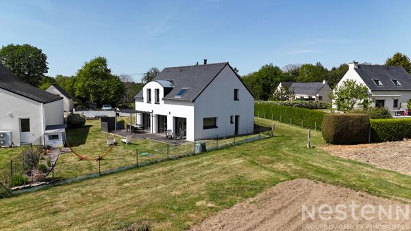 Maison contemporaine de 150 m²  au sol avec vie de plain-pied, garage, carport et jardin à Pluneret