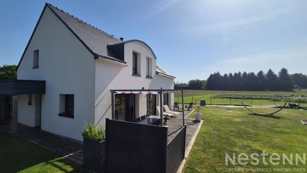 Maison contemporaine de 150 m²  au sol avec vie de plain-pied, garage, carport et jardin à Pluneret
