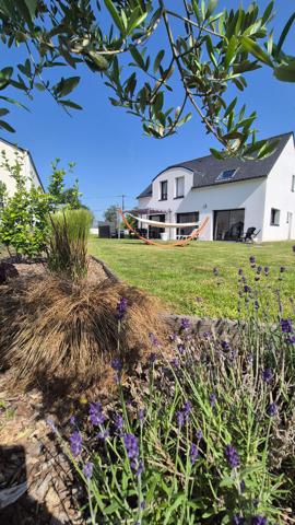 Maison contemporaine de 150 m²  au sol avec vie de plain-pied, garage, carport et jardin à Pluneret