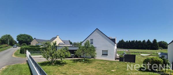 Maison contemporaine de 150 m²  au sol avec vie de plain-pied, garage, carport et jardin à Pluneret