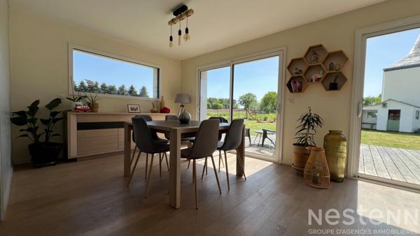 Maison contemporaine de 150 m²  au sol avec vie de plain-pied, garage, carport et jardin à Pluneret