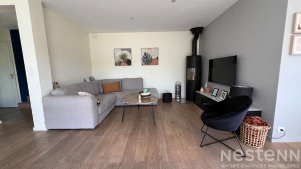 Maison contemporaine de 150 m²  au sol avec vie de plain-pied, garage, carport et jardin à Pluneret