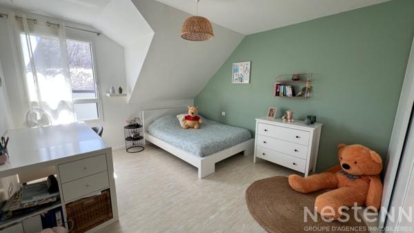 Maison contemporaine de 150 m²  au sol avec vie de plain-pied, garage, carport et jardin à Pluneret