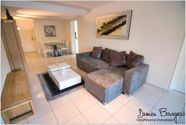 APPARTEMENT DE 79 m² EN REZ-DE-CHAUSSÉE AVEC PLACE DE PARKING INTÉRIEURE