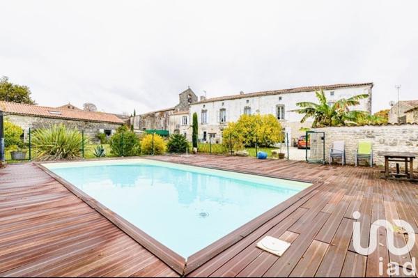 Maison 9 pièces de 304 m² à Anville (16170)