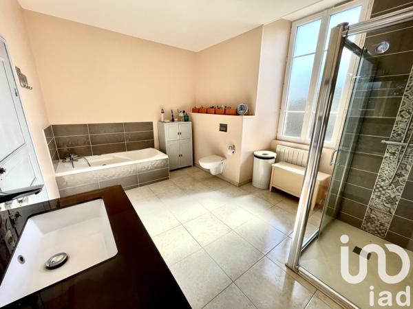 Maison 9 pièces de 304 m² à Anville (16170)
