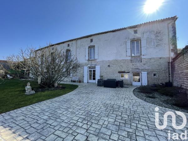 Maison 9 pièces de 304 m² à Anville (16170)