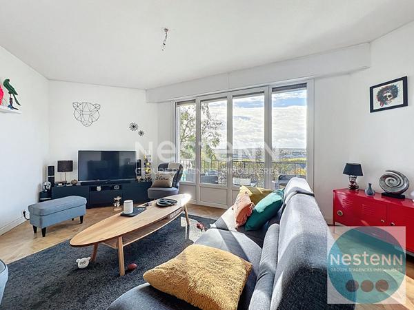 Bel appartement 3 pièces de 63,7 m² au coeur de Blois avec terrasse plein sud, séjour spacieux, chambre, cuisine équipée, cave et place de parking. Proche commerces, université et hôpital.