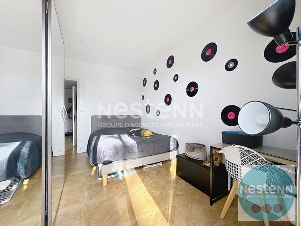Bel appartement 3 pièces de 63,7 m² au coeur de Blois avec terrasse plein sud, séjour spacieux, chambre, cuisine équipée, cave et place de parking. Proche commerces, université et hôpital.