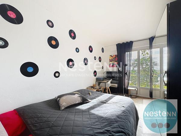 Bel appartement 3 pièces de 63,7 m² au coeur de Blois avec terrasse plein sud, séjour spacieux, chambre, cuisine équipée, cave et place de parking. Proche commerces, université et hôpital.