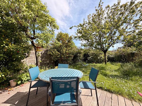 Chalâtres - Spacieuse maison traditionnelle située au calme et lumineuse. Quatre chambres, grand garage et joli jardin clos.