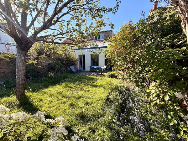 Chalâtres - Spacieuse maison traditionnelle située au calme et lumineuse. Quatre chambres, grand garage et joli jardin clos.