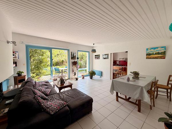 Chalâtres - Spacieuse maison traditionnelle située au calme et lumineuse. Quatre chambres, grand garage et joli jardin clos.