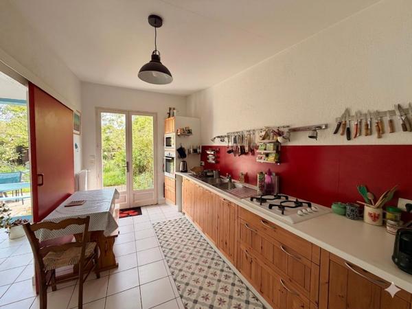 Chalâtres - Spacieuse maison traditionnelle située au calme et lumineuse. Quatre chambres, grand garage et joli jardin clos.