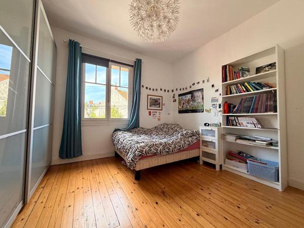 Chalâtres - Spacieuse maison traditionnelle située au calme et lumineuse. Quatre chambres, grand garage et joli jardin clos.