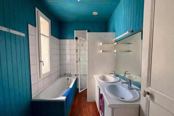 Chalâtres - Spacieuse maison traditionnelle située au calme et lumineuse. Quatre chambres, grand garage et joli jardin clos.