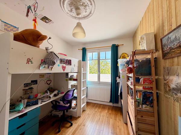 Chalâtres - Spacieuse maison traditionnelle située au calme et lumineuse. Quatre chambres, grand garage et joli jardin clos.