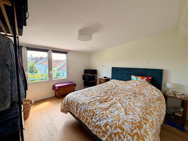 Chalâtres - Spacieuse maison traditionnelle située au calme et lumineuse. Quatre chambres, grand garage et joli jardin clos.