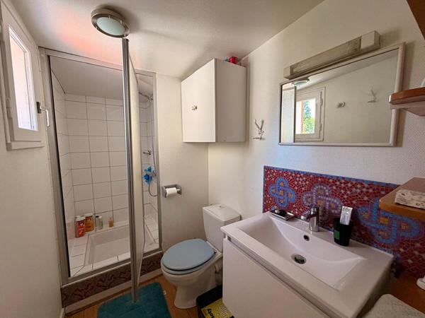 Chalâtres - Spacieuse maison traditionnelle située au calme et lumineuse. Quatre chambres, grand garage et joli jardin clos.