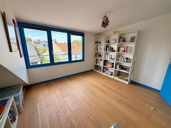 Chalâtres - Spacieuse maison traditionnelle située au calme et lumineuse. Quatre chambres, grand garage et joli jardin clos.