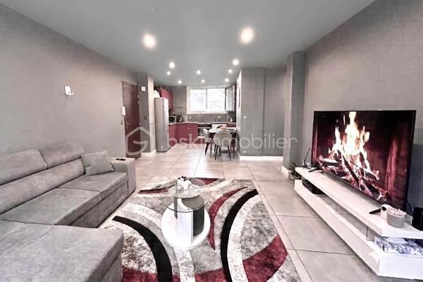 Saint-Jean-de-Maurienne – Secteur des Clapeys
Idéal pour un investissement locatif ou un premier achat !
Découvrez ce bel appartement traversant de 3 pièces, d'une superficie de 63 m², situé au 3ᵉ et dernier étage d'une résidence sécurisée, bien entretenue et implantée dans un environnement calme.
Grâce à sa configuration traversante, ses baies vitrées en double vitrage et son exposition sud/sud-est, ce bien bénéficie d'une luminosité exceptionnelle tout au long de la journée.
Vous serez séduit par sa spacieuse pièce de vie de 30 m², comprenant un séjour convivial et une cuisine ouverte entièrement équipée. 
Cet espace s'ouvre sur un grand balcon, idéal pour profiter des beaux jours et d'une agréable vue dégagée sur les montagnes.
L'espace nuit se compose de deux chambres confortables et bien agencées.
La salle d'eau moderne, bien conçue, est accompagnée d'un WC.
Aucun travaux à prévoir : l'appartement est en excellent état et prêt à accueillir ses nouveaux propriétaires.
Une cave et un garage complètent ce bien. 
Le stationnement est facilité grâce aux nombreuses places de parking non attribuées disponibles au sein de la résidence.
À proximité immédiate des commerces, des écoles et des transports, cet appartement allie confort, fonctionnalité et qualité de vie.
Les charges de copropriété, d'environ 2 000 € par an, comprennent le chauffage, l'eau chaude ainsi que l'électricité des parties communes.
Un bien lumineux, sans travaux, offrant un excellent potentiel, à visiter sans tarder !
N'hésitez pas à me contacter pour obtenir davantage d'informations ou organiser une visite.