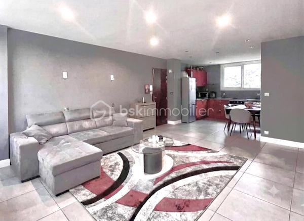 Saint-Jean-de-Maurienne – Secteur des Clapeys
Idéal pour un investissement locatif ou un premier achat !
Découvrez ce bel appartement traversant de 3 pièces, d'une superficie de 63 m², situé au 3ᵉ et dernier étage d'une résidence sécurisée, bien entretenue et implantée dans un environnement calme.
Grâce à sa configuration traversante, ses baies vitrées en double vitrage et son exposition sud/sud-est, ce bien bénéficie d'une luminosité exceptionnelle tout au long de la journée.
Vous serez séduit par sa spacieuse pièce de vie de 30 m², comprenant un séjour convivial et une cuisine ouverte entièrement équipée. 
Cet espace s'ouvre sur un grand balcon, idéal pour profiter des beaux jours et d'une agréable vue dégagée sur les montagnes.
L'espace nuit se compose de deux chambres confortables et bien agencées.
La salle d'eau moderne, bien conçue, est accompagnée d'un WC.
Aucun travaux à prévoir : l'appartement est en excellent état et prêt à accueillir ses nouveaux propriétaires.
Une cave et un garage complètent ce bien. 
Le stationnement est facilité grâce aux nombreuses places de parking non attribuées disponibles au sein de la résidence.
À proximité immédiate des commerces, des écoles et des transports, cet appartement allie confort, fonctionnalité et qualité de vie.
Les charges de copropriété, d'environ 2 000 € par an, comprennent le chauffage, l'eau chaude ainsi que l'électricité des parties communes.
Un bien lumineux, sans travaux, offrant un excellent potentiel, à visiter sans tarder !
N'hésitez pas à me contacter pour obtenir davantage d'informations ou organiser une visite.