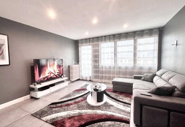 Saint-Jean-de-Maurienne – Secteur des Clapeys
Idéal pour un investissement locatif ou un premier achat !
Découvrez ce bel appartement traversant de 3 pièces, d'une superficie de 63 m², situé au 3ᵉ et dernier étage d'une résidence sécurisée, bien entretenue et implantée dans un environnement calme.
Grâce à sa configuration traversante, ses baies vitrées en double vitrage et son exposition sud/sud-est, ce bien bénéficie d'une luminosité exceptionnelle tout au long de la journée.
Vous serez séduit par sa spacieuse pièce de vie de 30 m², comprenant un séjour convivial et une cuisine ouverte entièrement équipée. 
Cet espace s'ouvre sur un grand balcon, idéal pour profiter des beaux jours et d'une agréable vue dégagée sur les montagnes.
L'espace nuit se compose de deux chambres confortables et bien agencées.
La salle d'eau moderne, bien conçue, est accompagnée d'un WC.
Aucun travaux à prévoir : l'appartement est en excellent état et prêt à accueillir ses nouveaux propriétaires.
Une cave et un garage complètent ce bien. 
Le stationnement est facilité grâce aux nombreuses places de parking non attribuées disponibles au sein de la résidence.
À proximité immédiate des commerces, des écoles et des transports, cet appartement allie confort, fonctionnalité et qualité de vie.
Les charges de copropriété, d'environ 2 000 € par an, comprennent le chauffage, l'eau chaude ainsi que l'électricité des parties communes.
Un bien lumineux, sans travaux, offrant un excellent potentiel, à visiter sans tarder !
N'hésitez pas à me contacter pour obtenir davantage d'informations ou organiser une visite.
