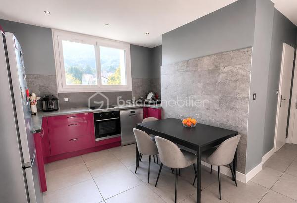 Saint-Jean-de-Maurienne – Secteur des Clapeys
Idéal pour un investissement locatif ou un premier achat !
Découvrez ce bel appartement traversant de 3 pièces, d'une superficie de 63 m², situé au 3ᵉ et dernier étage d'une résidence sécurisée, bien entretenue et implantée dans un environnement calme.
Grâce à sa configuration traversante, ses baies vitrées en double vitrage et son exposition sud/sud-est, ce bien bénéficie d'une luminosité exceptionnelle tout au long de la journée.
Vous serez séduit par sa spacieuse pièce de vie de 30 m², comprenant un séjour convivial et une cuisine ouverte entièrement équipée. 
Cet espace s'ouvre sur un grand balcon, idéal pour profiter des beaux jours et d'une agréable vue dégagée sur les montagnes.
L'espace nuit se compose de deux chambres confortables et bien agencées.
La salle d'eau moderne, bien conçue, est accompagnée d'un WC.
Aucun travaux à prévoir : l'appartement est en excellent état et prêt à accueillir ses nouveaux propriétaires.
Une cave et un garage complètent ce bien. 
Le stationnement est facilité grâce aux nombreuses places de parking non attribuées disponibles au sein de la résidence.
À proximité immédiate des commerces, des écoles et des transports, cet appartement allie confort, fonctionnalité et qualité de vie.
Les charges de copropriété, d'environ 2 000 € par an, comprennent le chauffage, l'eau chaude ainsi que l'électricité des parties communes.
Un bien lumineux, sans travaux, offrant un excellent potentiel, à visiter sans tarder !
N'hésitez pas à me contacter pour obtenir davantage d'informations ou organiser une visite.