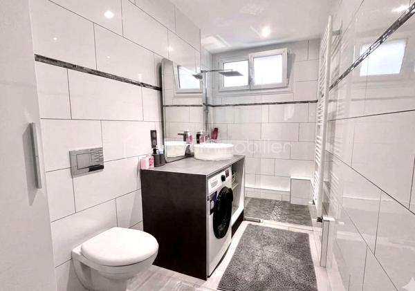 Saint-Jean-de-Maurienne – Secteur des Clapeys
Idéal pour un investissement locatif ou un premier achat !
Découvrez ce bel appartement traversant de 3 pièces, d'une superficie de 63 m², situé au 3ᵉ et dernier étage d'une résidence sécurisée, bien entretenue et implantée dans un environnement calme.
Grâce à sa configuration traversante, ses baies vitrées en double vitrage et son exposition sud/sud-est, ce bien bénéficie d'une luminosité exceptionnelle tout au long de la journée.
Vous serez séduit par sa spacieuse pièce de vie de 30 m², comprenant un séjour convivial et une cuisine ouverte entièrement équipée. 
Cet espace s'ouvre sur un grand balcon, idéal pour profiter des beaux jours et d'une agréable vue dégagée sur les montagnes.
L'espace nuit se compose de deux chambres confortables et bien agencées.
La salle d'eau moderne, bien conçue, est accompagnée d'un WC.
Aucun travaux à prévoir : l'appartement est en excellent état et prêt à accueillir ses nouveaux propriétaires.
Une cave et un garage complètent ce bien. 
Le stationnement est facilité grâce aux nombreuses places de parking non attribuées disponibles au sein de la résidence.
À proximité immédiate des commerces, des écoles et des transports, cet appartement allie confort, fonctionnalité et qualité de vie.
Les charges de copropriété, d'environ 2 000 € par an, comprennent le chauffage, l'eau chaude ainsi que l'électricité des parties communes.
Un bien lumineux, sans travaux, offrant un excellent potentiel, à visiter sans tarder !
N'hésitez pas à me contacter pour obtenir davantage d'informations ou organiser une visite.