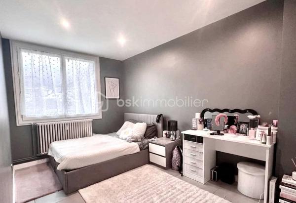 Saint-Jean-de-Maurienne – Secteur des Clapeys
Idéal pour un investissement locatif ou un premier achat !
Découvrez ce bel appartement traversant de 3 pièces, d'une superficie de 63 m², situé au 3ᵉ et dernier étage d'une résidence sécurisée, bien entretenue et implantée dans un environnement calme.
Grâce à sa configuration traversante, ses baies vitrées en double vitrage et son exposition sud/sud-est, ce bien bénéficie d'une luminosité exceptionnelle tout au long de la journée.
Vous serez séduit par sa spacieuse pièce de vie de 30 m², comprenant un séjour convivial et une cuisine ouverte entièrement équipée. 
Cet espace s'ouvre sur un grand balcon, idéal pour profiter des beaux jours et d'une agréable vue dégagée sur les montagnes.
L'espace nuit se compose de deux chambres confortables et bien agencées.
La salle d'eau moderne, bien conçue, est accompagnée d'un WC.
Aucun travaux à prévoir : l'appartement est en excellent état et prêt à accueillir ses nouveaux propriétaires.
Une cave et un garage complètent ce bien. 
Le stationnement est facilité grâce aux nombreuses places de parking non attribuées disponibles au sein de la résidence.
À proximité immédiate des commerces, des écoles et des transports, cet appartement allie confort, fonctionnalité et qualité de vie.
Les charges de copropriété, d'environ 2 000 € par an, comprennent le chauffage, l'eau chaude ainsi que l'électricité des parties communes.
Un bien lumineux, sans travaux, offrant un excellent potentiel, à visiter sans tarder !
N'hésitez pas à me contacter pour obtenir davantage d'informations ou organiser une visite.