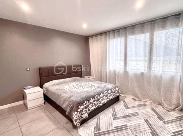 Saint-Jean-de-Maurienne – Secteur des Clapeys
Idéal pour un investissement locatif ou un premier achat !
Découvrez ce bel appartement traversant de 3 pièces, d'une superficie de 63 m², situé au 3ᵉ et dernier étage d'une résidence sécurisée, bien entretenue et implantée dans un environnement calme.
Grâce à sa configuration traversante, ses baies vitrées en double vitrage et son exposition sud/sud-est, ce bien bénéficie d'une luminosité exceptionnelle tout au long de la journée.
Vous serez séduit par sa spacieuse pièce de vie de 30 m², comprenant un séjour convivial et une cuisine ouverte entièrement équipée. 
Cet espace s'ouvre sur un grand balcon, idéal pour profiter des beaux jours et d'une agréable vue dégagée sur les montagnes.
L'espace nuit se compose de deux chambres confortables et bien agencées.
La salle d'eau moderne, bien conçue, est accompagnée d'un WC.
Aucun travaux à prévoir : l'appartement est en excellent état et prêt à accueillir ses nouveaux propriétaires.
Une cave et un garage complètent ce bien. 
Le stationnement est facilité grâce aux nombreuses places de parking non attribuées disponibles au sein de la résidence.
À proximité immédiate des commerces, des écoles et des transports, cet appartement allie confort, fonctionnalité et qualité de vie.
Les charges de copropriété, d'environ 2 000 € par an, comprennent le chauffage, l'eau chaude ainsi que l'électricité des parties communes.
Un bien lumineux, sans travaux, offrant un excellent potentiel, à visiter sans tarder !
N'hésitez pas à me contacter pour obtenir davantage d'informations ou organiser une visite.