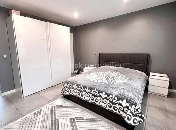 Saint-Jean-de-Maurienne – Secteur des Clapeys
Idéal pour un investissement locatif ou un premier achat !
Découvrez ce bel appartement traversant de 3 pièces, d'une superficie de 63 m², situé au 3ᵉ et dernier étage d'une résidence sécurisée, bien entretenue et implantée dans un environnement calme.
Grâce à sa configuration traversante, ses baies vitrées en double vitrage et son exposition sud/sud-est, ce bien bénéficie d'une luminosité exceptionnelle tout au long de la journée.
Vous serez séduit par sa spacieuse pièce de vie de 30 m², comprenant un séjour convivial et une cuisine ouverte entièrement équipée. 
Cet espace s'ouvre sur un grand balcon, idéal pour profiter des beaux jours et d'une agréable vue dégagée sur les montagnes.
L'espace nuit se compose de deux chambres confortables et bien agencées.
La salle d'eau moderne, bien conçue, est accompagnée d'un WC.
Aucun travaux à prévoir : l'appartement est en excellent état et prêt à accueillir ses nouveaux propriétaires.
Une cave et un garage complètent ce bien. 
Le stationnement est facilité grâce aux nombreuses places de parking non attribuées disponibles au sein de la résidence.
À proximité immédiate des commerces, des écoles et des transports, cet appartement allie confort, fonctionnalité et qualité de vie.
Les charges de copropriété, d'environ 2 000 € par an, comprennent le chauffage, l'eau chaude ainsi que l'électricité des parties communes.
Un bien lumineux, sans travaux, offrant un excellent potentiel, à visiter sans tarder !
N'hésitez pas à me contacter pour obtenir davantage d'informations ou organiser une visite.