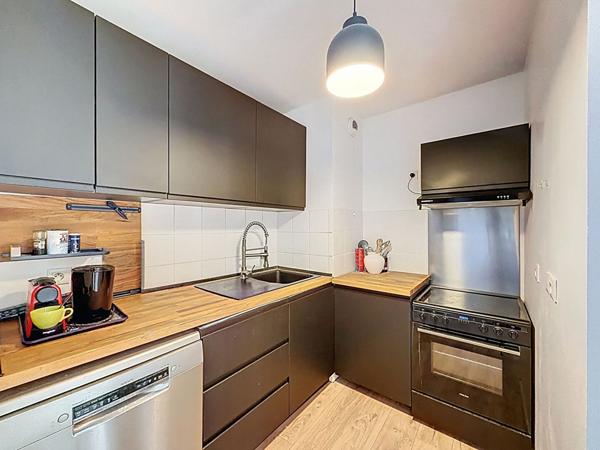 Appartement F3 dans résidence récente - terrasse et place de stationnement