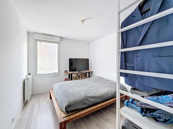 Appartement F3 dans résidence récente - terrasse et place de stationnement