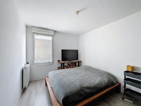 Appartement F3 dans résidence récente - terrasse et place de stationnement